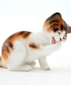 Character Kitten Licking Front Paw HN2583 - Royal Doulton Animals