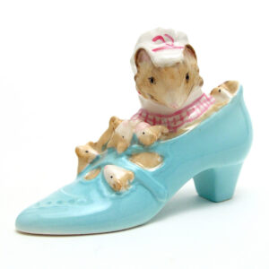 The Old Woman Who Lived In A Shoe - Gold Oval - Beatrix Potter Figurine