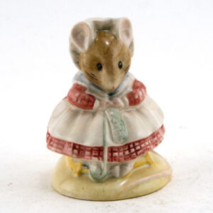 The Old Woman Who Lived In A Shoe (Knitting) - New Beswick - Beatrix Potter Figurine