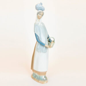 Girl Marketing Day 1004502 - Lladro Figurine