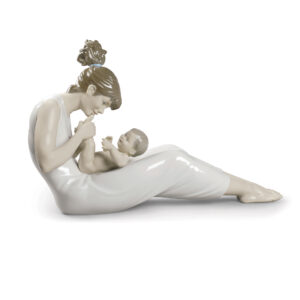 Giggles With Mom 1009152 - Lladro Figure
