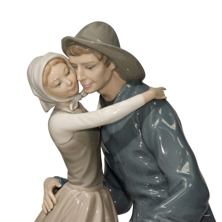 The Kiss 4888 - Lladro Figurine