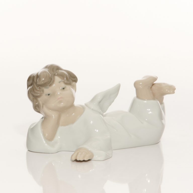 Angel Reclinging 4541 - Lladro Figure