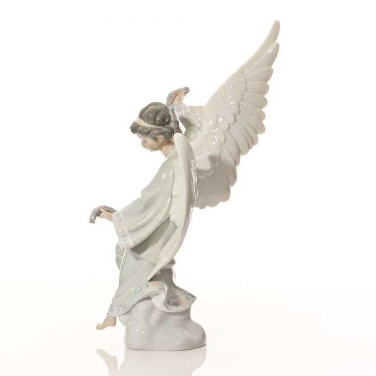 Angel with Garland 6133 - Lladro Figure