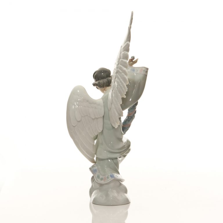 Angel with Garland 6133 - Lladro Figure