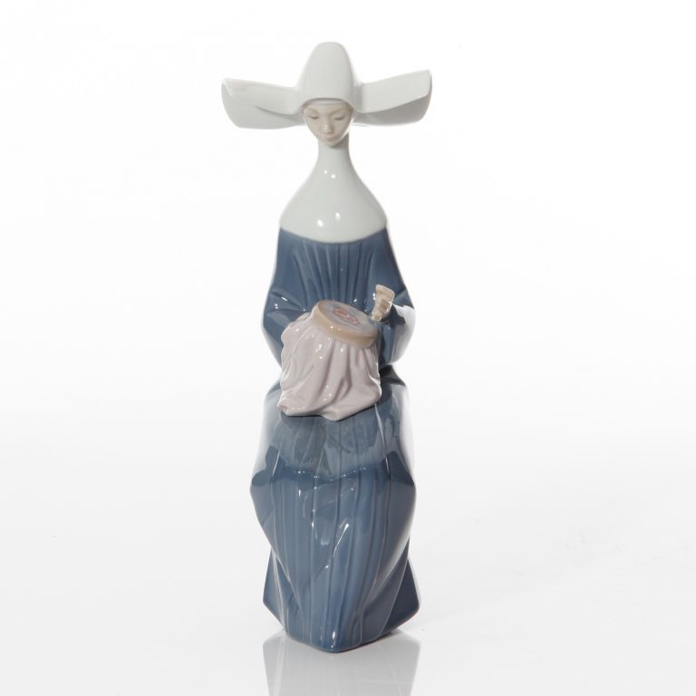 Nun Time to Sew 5501 - Lladro Figure