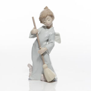 Sweep Away the Clouds 01005726 - Lladro Figure